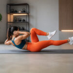 Femme en plein exercice abdominal