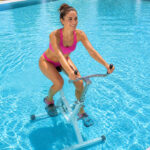 Femme faisant du velo aquatique