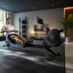 Homme rameur concentre dans une salle de sport moderne